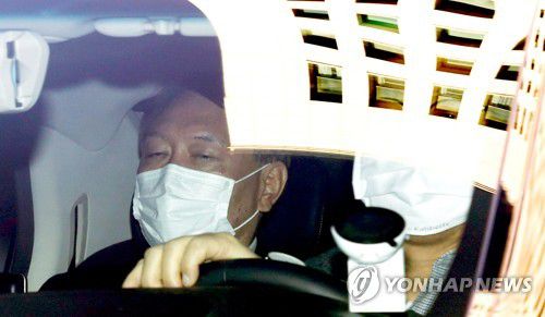 윤석열과 대검(서울=연합뉴스) 류영석 기자 = 윤석열 검찰총장이 31일 오전 차를 타고 서울 서초구 대검찰청 주차장을 나서고 있다. 2020.12.31 ondol@yna.co.kr