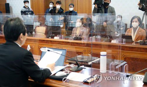 '정인이' 사건 관련 긴급 사회관계장관회의 주재하는 정세균 총리(서울=연합뉴스) 김승두 기자 = 정세균 국무총리(왼쪽)가 5일 정부서울청사에서 부모의 학대로 16개월 입양아가 사망한 '정인이' 사건과 관련해 긴급 사회관계장관회의를 주재하고 있다.kimsdoo@yna.co.kr