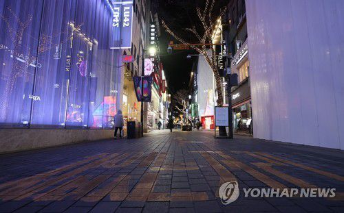 2020년의 마지막 밤, 한산한 명동(서울=연합뉴스) 한종찬 기자 = 31일 오후 서울 중구 명동 거리 일대가 한산하다. 2020.12.31 saba@yna.co.kr