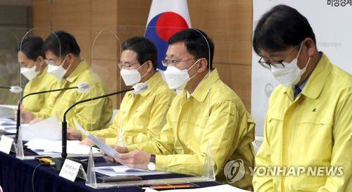 비상경제 중대본 통신정책 발표(서울=연합뉴스) 백승렬 기자 = 김정원 과학기술정보통신부 정보통신정책실장이 6일 정부서울청사에서 열린 제25차 비상경제 중대본 회의 겸 제8차 한국판 뉴딜 관계 장관회의 정례브리핑에서 통신정책을 발표하고 있다. srbaek@yna.co.kr