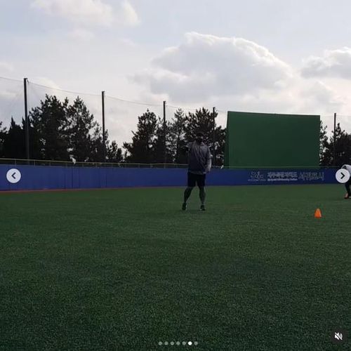 가볍게 공 던지는 류현진(서울=연합뉴스) 류현진이 7일 제주도 서귀포시 강창학구장에서 가볍게 공을 던지고 있다. [에이스펙코퍼레이션 인스타그램 캡처. 재판매 및 DB금지