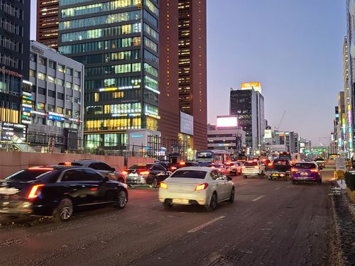 7일 퇴근길 강남역 인근에서 서행하는 차들   [촬영 임성호]