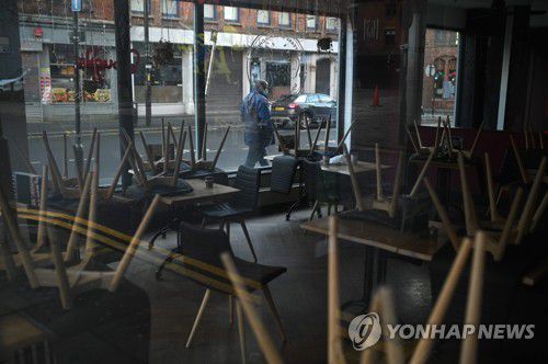 문 닫힌 영국 카페[AFP=연합뉴스 자료사진]