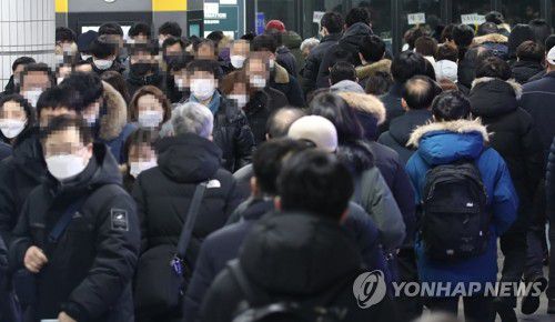 폭설에 지하철 이용하는 시민들(서울=연합뉴스) 김도훈 기자 = 밤사이 내린 폭설이 내린 7일 오전 서울 사당역에서 시민들이 환승을 위해 이동하고 있다.
    서울시는 폭설로 인한 교통혼잡에 대비해 이날 오전 출근 시간대 지하철 운영 시간을 평소보다 30분 늘려 9시 30분까지 운영한다. 또한 시내버스도 전 노선 모두 출근 시간대 '최소배차 간격 운행'을 30분 연장한다. 2021.1.7 superdoo82@yna.co.kr