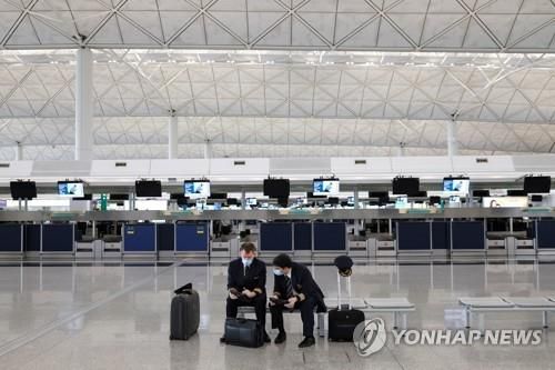코로나19 팬데믹 여파로 텅 빈 홍콩 국제공항. [로이터=연합뉴스]