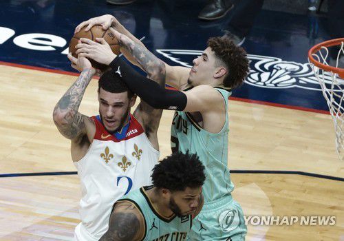 론조 볼(흰색 유니폼)의 볼을 빼앗으려는 동생 라멜로 볼. [AP=연합뉴스]