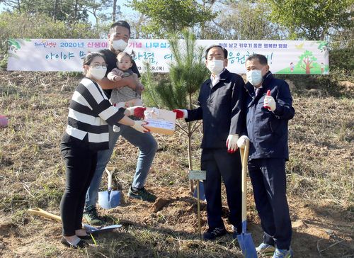 기념 식수 심기[영광군 제공.재판매 및 DB 금지]