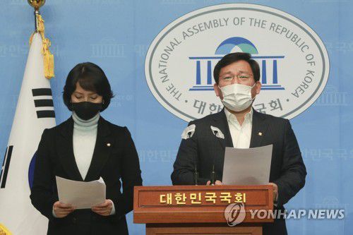 국민의힘 "선관위, TBS 조사 실시해야"(서울=연합뉴스) 진성철 기자 = 국회 행정안전위원회 소속 국민의힘 김형동(오른쪽), 이영 의원이 11일 국회 소통관에서 중앙선관위의 TBS교통방송 사전선거운동 혐의 자체종결 처리와 관련해 "선관위가 적극적으로 조사해야한다"고 주장하고 있다.  2021.1.11 zjin@yna.co.kr