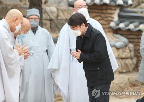 동화사 찾은 안철수(대구=연합뉴스) 김현태 기자 = 국민의당 안철수 대표가 11일 오후 조계종 종정 진제 스님에게 인사차 대구 동구 팔공산 동화사를 찾은 후 떠나고 있다. 2021.1.11 mtkht@yna.co.kr