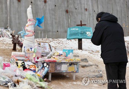 '정인이를 추모하며'(양평=연합뉴스) 이진욱 기자 = 12일 오전 경기도 양평군 하이패밀리 안데르센 공원묘원에서 시민들이 양부모의 학대로 생후 16개월 만에 숨진 정인 양을 추모하고 있다.
    오는 13일 아동학대범죄의처벌등에관한특례법 위반(아동학대치사) 등 혐의로 구속기소 된 양부모의 첫 공판이 열릴 예정이다. 2021.1.12 cityboy@yna.co.kr