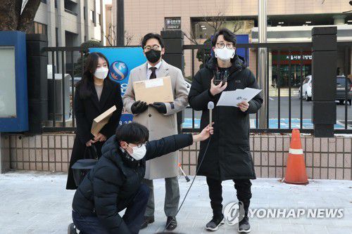 필라테스 피트니스 사업자 연맹 집단소송 기자회견(서울=연합뉴스) 강민지 기자 = 12일 오전 서울 마포구 서울서부지방법원 앞에서 열린 '필라테스 피트니스사업자연맹 정부 상대 집단 소송 기자회견'에서 박주형 필라테스 피트니스사업자연맹 대표(오른쪽)가 발언하고 있다. mjkang@yna.co.kr