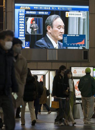 일본 코로나 긴급사태 확대(오사카 교도=연합뉴스) 13일 오후 스가 요시히데(菅義偉) 일본 총리가 신종 코로나바이러스 감염증(코로나19) 긴급사태 확대를 발표하는 기자회견을 하는 장면이 일본 오사카(大阪)시에 설치된 대형 스크린에 중계되고 있다.
