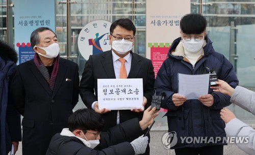 기자회견문 낭독하는 북한 피격공무원 아들(서울=연합뉴스) 김인철 기자 = 13일 오후 서울 서초구 서울행정법원 앞에서 열린 북한군에 피격된 해양수산부 공무원 유가족의 정보공개청구 행정소송 기자회견에서 피살 공무원의 아들 이모 군(오른쪽)이 기자회견문을 낭독하고 있다. yatoya@yna.co.kr