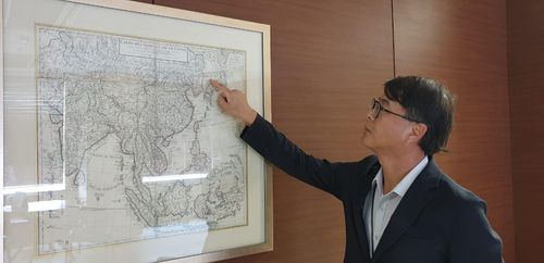 아세안 한국대표부에 전시한 고지도 가리키는 윤상욱 공사참사관[자카르타=연합뉴스]
