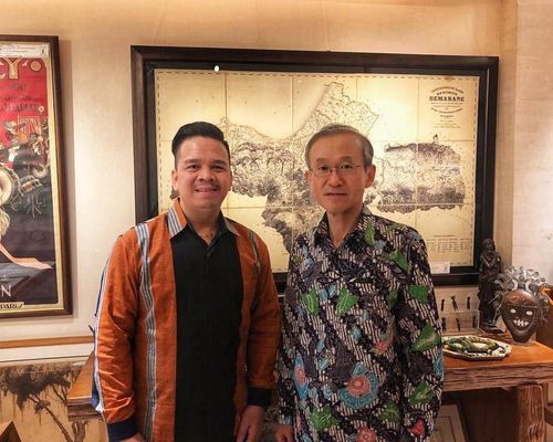 고지도를 판매한 인도네시아 갤러리 큐레이터와 임성남 대사[주아세안 한국대표부 제공=연합뉴스]
