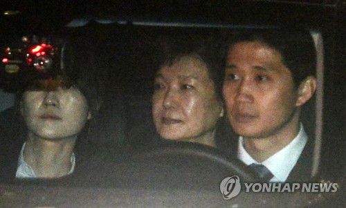 [박근혜 구속]박 전 대통령 서울구치소 이송(서울=연합뉴스) 이상학 기자 = 뇌물수수 등 혐의로 구속영장이 발부된 박근혜 전 대통령이 2017년 3월 31일 새벽 서울구치소에 수감되기 위해 차를 타고 서울시 서초구 서초동 서울중앙지검을 나서고 있다. [연합뉴스 자료사진]