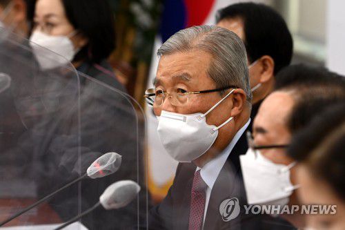 발언하는 김종인(서울=연합뉴스) 진성철 기자 = 국민의힘 김종인 비상대책위원장이 14일 국회에서 열린 비상대책위원회의에서 발언하고 있다.  zjin@yna.co.kr