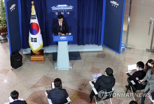 브리핑하는 강민석 대변인(서울=연합뉴스) 최재구 기자 = 강민석 청와대 대변인이 14일 청와대 춘추관에서 박근혜 전 대통령 형 확정과 관련해 브리핑하고 있다.  jjaeck9@yna.co.kr