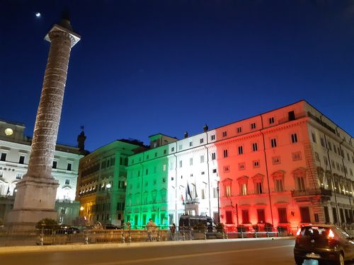 (로마=연합뉴스) 전성훈 특파원 = 이탈리아 국기색 조명을 입은 이탈리아 총리 관저 '키지궁'. 2020.5.29.