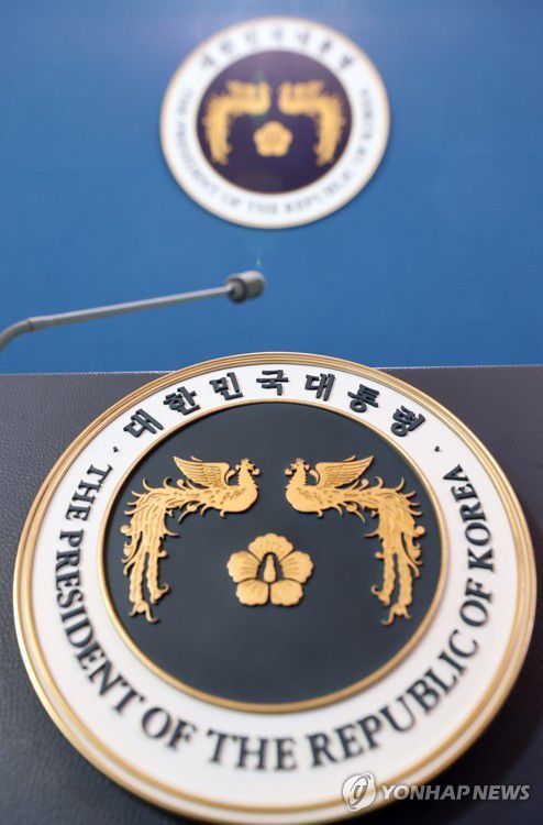 대통령 신년 기자회견 준비(서울=연합뉴스) 최재구 기자 = 문재인 대통령의 2021 신년 기자회견을 사흘 앞둔 15일 청와대 춘추관에 기자회견장이 준비되고 있다.  jjaeck9@yna.co.kr