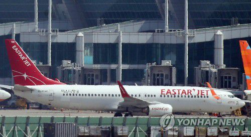 법원, '회생신청' 이스타항공에 포괄적 금지명령(서울=연합뉴스) 서울회생법원은 15일 회생절차 개시를 신청한 항공사 이스타항공에 대해 보전처분과 포괄적 금지명령을 내릴 예정이라고 밝혔다.
    보전처분과 포괄적 금지명령은 회생 개시 전까지 채권자들이 이스타항공의 자산을 함부로 가압류하거나 팔지 못 하게 하고 모든 채권을 동결하는 조치다. 사진은 지난해 3월 인천공항에 계류된 이스타항공 여객기. 2021.1.15 [연합뉴스 자료사진] photo@yna.co.kr