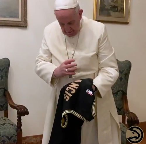 유니폼에 축복을 내리는 프란치스코 교황. [애틀랜타 구단 소셜 미디어 동영상 화면 캡처. 재판매 및 DB 금지]