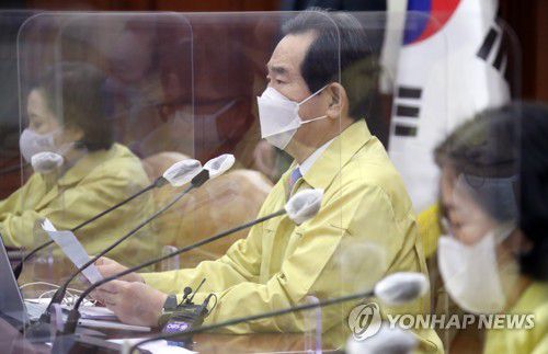 정세균 총리, 중대본 회의 주재(서울=연합뉴스) 김승두 기자 = 정세균 국무총리가 휴일인 16일 오전 정부서울청사에서 열린 신종 코로나바이러스 감염증(코로나19) 대응 중앙재난안전대책본부(중대본) 회의를 주재하고 있다. 2021.1.16 kimsdoo@yna.co.kr