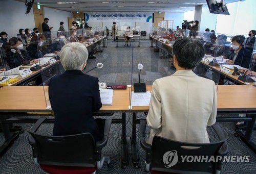 디지털 성범죄 피해자 지원센터 방문한 국회 여가위(서울=연합뉴스) 지난해 10월 28일 서울 중구 디지털 성범죄 피해자 지원센터에서 열린 국회 여성가족위원회 현장시찰에서 박봉정숙 한국여성인권진흥원장(오른쪽)과 김미순 본부장이 정춘숙 위원장의 인사말을 듣고 있다. 2021.1.15. [국회사진기자단. 재판매 및 DB금지] photo@yna.co.kr