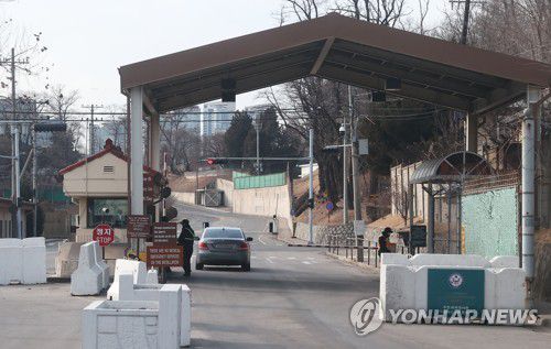 '자택 대기령' 내려진 주한미군(서울=연합뉴스) 한종찬 기자 = 용산 미군기지발 신종 코로나바이러스 감염증(코로나19) 확산세가 이어지면서 주한미군이 용산과 평택 기지를 대상으로 '자택 대기령'을 내렸다. 17일 주한미군 트위터에 따르면 주한미군 사령부는 용산과 평택 기지와 관련된 인원에게 전날부터 19일 오후 11시 59분까지 일부 필수 활동을 제외하고는 자택에 머물라는 지침을 내렸다. 이에 따라 용산과 평택 기지 안이나 밖에 사는 모든 관련 인원은 응급상황이나 필수 임무 관련 활동, 식료품·필수품 구매, 거주지 인접 지역 내 산책 등을 제외하고는 자택에 머물러야 한다. 사진은 17일 오후 서울 용산 미군기지 입구. 2021.1.17 saba@yna.co.kr