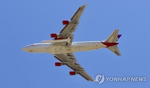 버진 오빗의 위성 발사용 로켓 '론처원'을 싣고 비행 중인 보잉 747기 개조 항공기 '코스믹 걸' [AP=연합뉴스 자료사진]