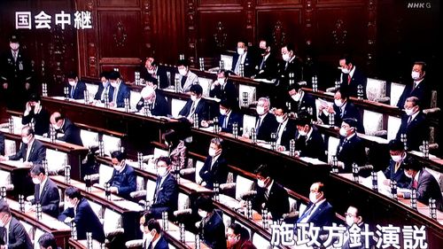 (도쿄=연합뉴스) 스가 요시히데 일본 총리가 18일 개원한 정기국회에서 시정방침 연설을 하는 것을 의원들이 듣고 있다. [NHK 중계화면 촬영]