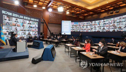 질문에 답하는 문재인 대통령(서울=연합뉴스) 최재구 기자 = 문재인 대통령이 18일 청와대 춘추관에서 열린 신년 기자회견에서 기자의 질문에 답하고 있다. 2021.1.18 jjaeck9@yna.co.kr