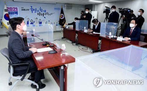 안철수, 의사협회와 코로나19 백신 간담회(서울=연합뉴스) 국민의당 안철수 대표가 18일 서울 용산구 대한의사협회에서 열린‘코로나19 대응 및 백신 접종 계획 관련 국민의당-대한의사협회 간담회’에서 발언하고 있다. 2021.1.18   [국회사진기자단] zjin@yna.co.kr