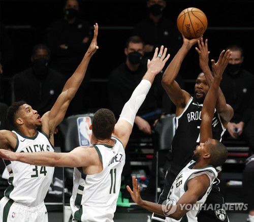 슛하는 하든.[EPA=연합뉴스]