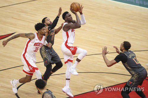 슛하는 휴스턴맨 빅터 올리다포.[USA투데이 스포츠=연합뉴스]