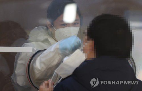 오늘도 덕분에(서울=연합뉴스) 서명곤 기자 = 19일 오전 서울 용산구 용산역광장에 설치된 임시 선별진료소에서 의료진이 검체를 채취하고 있다.   중앙방역대책본부에 따르면 이날 0시 기준으로 신규 확진자는 386명으로 집계됐다.  2021.1.19 seephoto@yna.co.kr