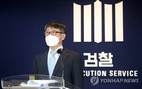검찰 세월호특수단, 최종 수사결과 발표(서울=연합뉴스) 서명곤 기자 = 임관혁 세월호 참사 특별수사단 단장이 19일 오후  서울 서초구 서울중앙지검 브리핑실에서 그동안 수사해온 세월호 관련 사건들의 처분 결과를 발표하고 있다. 2021.1.19 seephoto@yna.co.kr