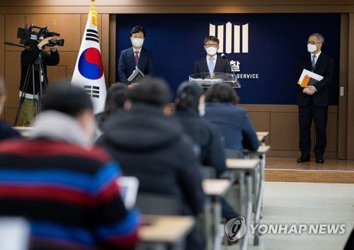 세월호특수단 수사결과 발표(서울=연합뉴스) 서명곤 기자 = 임관혁 세월호 참사 특별수사단 단장이 19일 오후  서울 서초구 서울중앙지검 브리핑실에서 그동안 수사해온 세월호 관련 사건들의 처분 결과를 발표하고 있다. 2021.1.19 seephoto@yna.co.kr