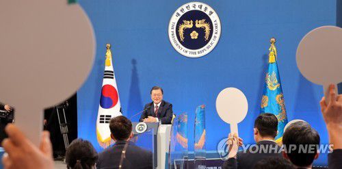 신년 기자회견 질문받는 문재인 대통령(서울=연합뉴스) 최재구 기자 = 문재인 대통령이 18일 청와대 춘추관에서 열린 신년 기자회견에서 기자들의 질문을 받고 있다.