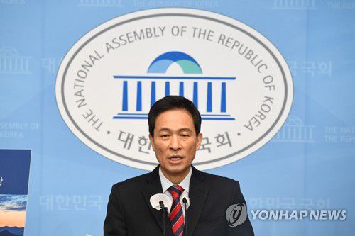 우상호 "서울을 글로벌금융중심도시로"(서울=연합뉴스) 진성철 기자 = 서울시장 선거에 출마한 더불어민주당 우상호 의원이 19일 국회 소통관에서 5차 정책을 발표하며 "서울을 글로벌금융중심도시로 육성하겠다"고 말하고 있다. 2021.1.19 zjin@yna.co.kr