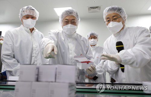 백신 살펴보는 문재인 대통령(안동=연합뉴스) 최재구 기자 = 문재인 대통령이 20일 오전 경북 안동시 SK바이오사이언스 공장 코로나19 백신 완제 제조실에서 분류 중인 백신을 살펴보고 있다. 왼쪽은 최태원 SK회장. jjaeck9@yna.co.kr