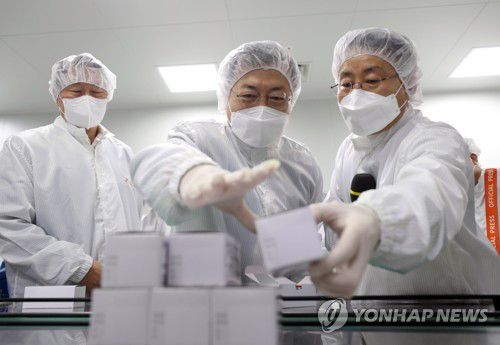 백신 살펴보는 문재인 대통령(안동=연합뉴스) 최재구 기자 = 문재인 대통령이 20일 오전 경북 안동시 SK바이오사이언스 공장 코로나19 백신 완제 제조실에서 분류 중인 백신을 살펴보고 있다. 왼쪽은 최태원 SK회장. 2021.1.20 jjaeck9@yna.co.kr