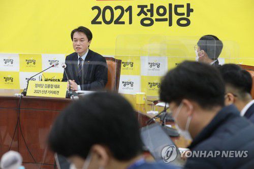신년 기자회견 하는 정의당 김종철 대표(서울=연합뉴스) 안정원 기자 = 정의당 김종철 대표가 20일 국회에서 신년 기자회견을 하고 있다. 2021.1.20 jeong@yna.co.kr
