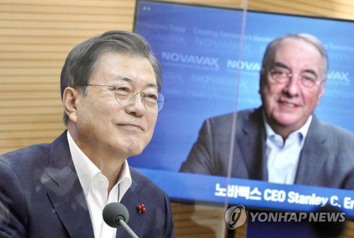 코로나19 백신 기업 간담회 참석한 문 대통령(안동=연합뉴스) 최재구 기자 = 문재인 대통령이 20일 오전 경북 안동시 SK바이오사이언스 공장에서 열린 '코로나19 백신 기업 영상 간담회'에서 노바백스사의 스탠리 에르크 대표이사와 영상 통화를 하고 있다. 2021.1.20 jjaeck9@yna.co.kr
