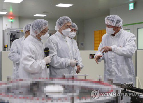 최태원 회장과 대화하는 문재인 대통령(안동=연합뉴스) 최재구 기자 = 문재인 대통령이 20일 오전 경북 안동시 SK바이오사이언스를 방문해 코로나19 백신 생산 시설을 시찰하며 최태원 SK 회장과 대화하고 있다.  jjaeck9@yna.co.kr