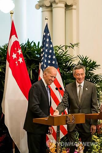 2013년 싱가포르 방문 당시 바이든 미국 부통령(왼쪽)과 리셴룽 총리(자료사진)[EPA=연합뉴스]