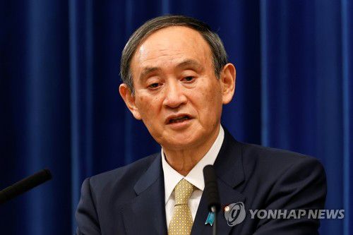 (도쿄 로이터=연합뉴스) 스가 요시히데 일본 총리가 13일 도쿄 총리관저에서 기자회견을 하고 있다.