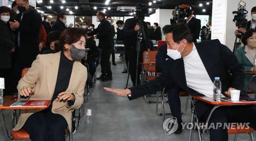 대화하는 나경원 오세훈국민의힘 서울시장 후보에 도전하는 나경원 전 의원과 오세훈 전 서울시장이 지난 20일 서울 여의도 당사에서 열린 '박원순 시정 잃어버린 10년, 재도약을 위한 약속' 발표회에서 대화하고 있다.[국회사진기자단] zjin@yna.co.kr