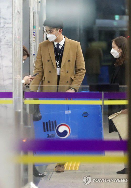 '김학의 출국금지 사건 수사' 수원지검, 법무부 압수수색(과천=연합뉴스) 홍해인 기자 = 위법성 논란이 불거진 김학의 전 법무부 차관 출국금지 사건을 수사 중인 수원지방검찰청 관계자들이 21일 오후 정부과천청사 법무부에서 관련 압수수색을 위해 상자를 옮기고 있다. 2021.1.21 hihong@yna.co.kr