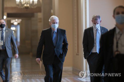 미치 매코널 공화당 상원 원내대표가 21일(현지시간) 의회 회의장을 걸어나오고 있다. [AP=연합뉴스]